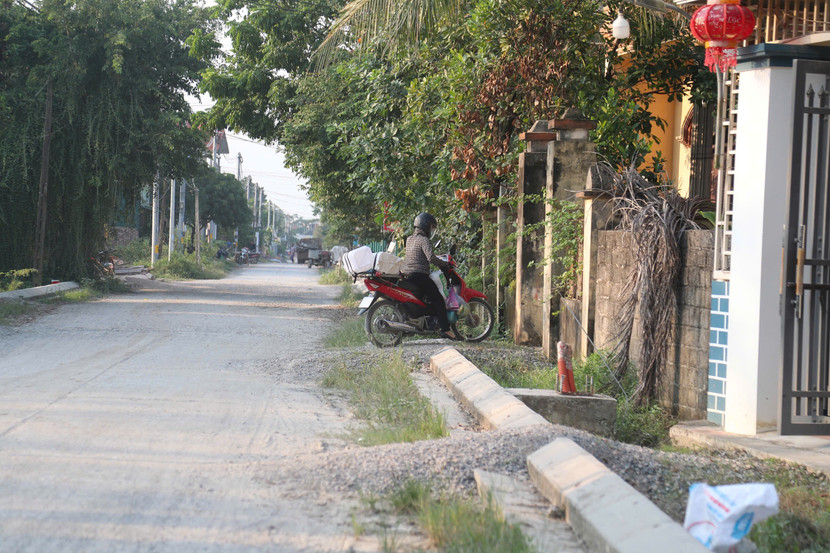 Việc thi công dang dở khiến người dân hai bên đường ra vào nhà khó khăn, mất an toàn Việc thi công dang dở khiến người dân hai bên đường ra vào nhà khó khăn, mất an toàn