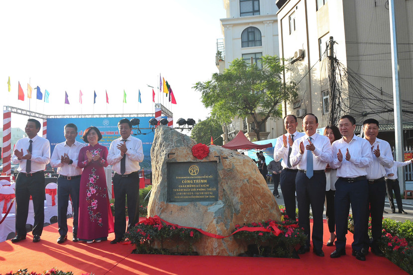 Lãnh đạo HĐND, UBND TP Hà Nội gắn biển Công trình chào mừng 70 năm ngày Giải phóng Thủ đô cho hai tuyến đường An Dương, Âu Cơ