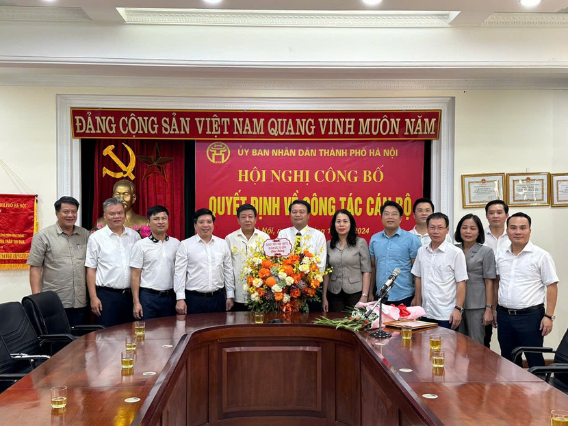 Lãnh đạo TP Hà Nội trao quyết định và chúc mừng ông Ngô Ngọc Vân nhận nhiệm vụ mới