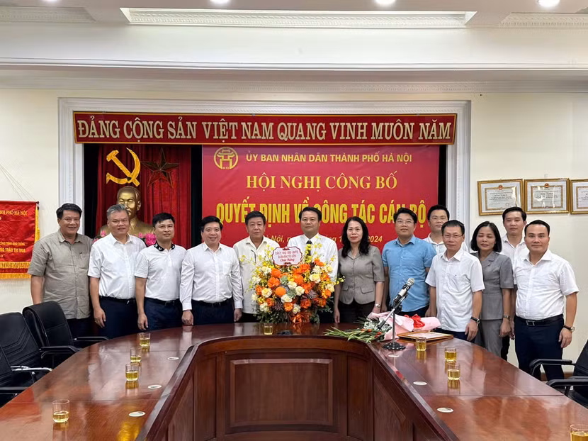 Lãnh đạo TP Hà Nội trao quyết định và chúc mừng ông Ngô Ngọc Vân nhận nhiệm vụ mới