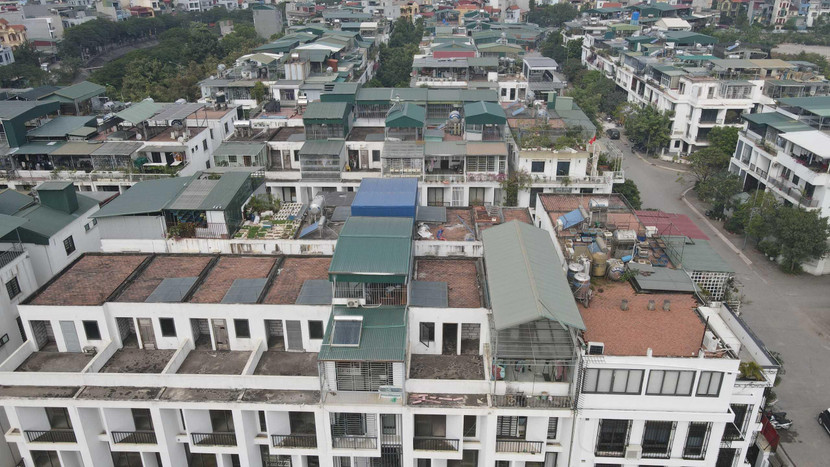 Hầu hết các căn biệt thự đều vi phạm trật tự xây dựng như cơi nới mái tôn, thêm "chuồng cọp"