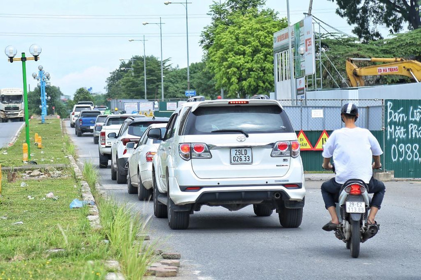 Hàng lô cốt dự án Nhà máy xử lý nước thải Yên Xá trên đường Vũ Trọng Khánh bất động nhiều tháng qua