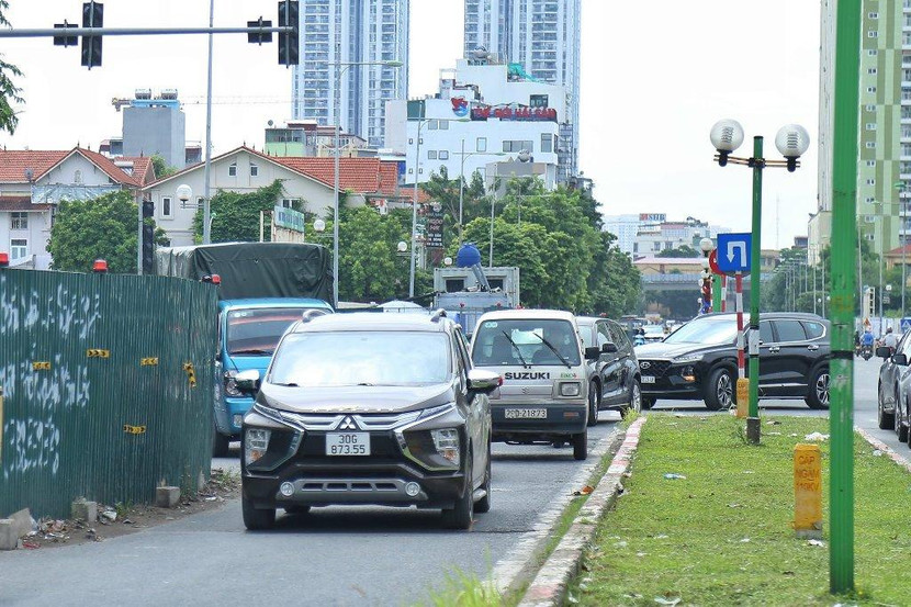 Đường Vũ Trọng Khánh- Hà Đông bị các lô cốt của dự án nhà máy nước thải Yên Xá án ngữ nhiều năm nay