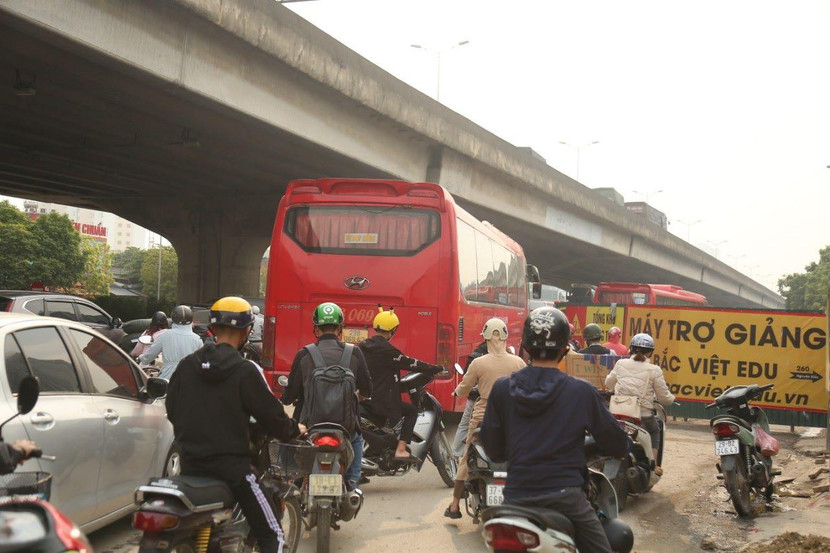 Đường Nguyễn Xiển đang bị rào tôn, quây lô cốt khiến tình trạng ùn tắc thêm nghiêm trọng