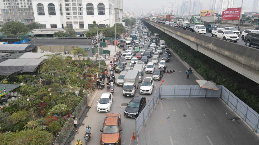 Việc mở đường tạm vào phần đất đang bị chiếm dụng sai mục đích sẽ thuận tiện và không làm xáo trộn nhiều so với việc xén dải phân cách mở đường tạm