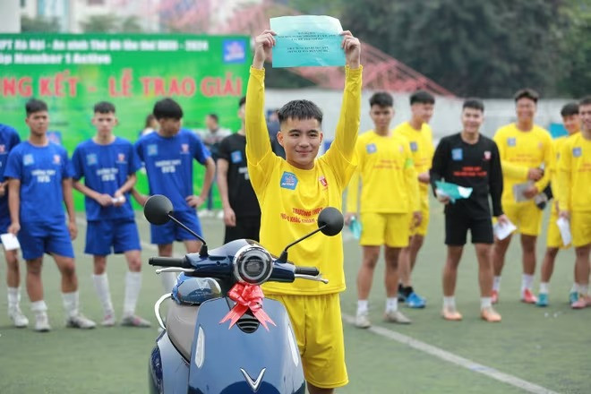 Niềm vui nhân đôi cho cầu thủ Bình Minh của THPT Phùng Khắc Khoan Niềm vui nhân đôi cho cầu thủ Bình Minh của THPT Phùng Khắc Khoan