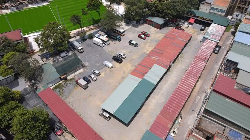 Bãi xe không phép trên đất dự án tại 28 Nguyễn Khả Trạc, Mai Dịch, Cầu Giấy, Hà Nội