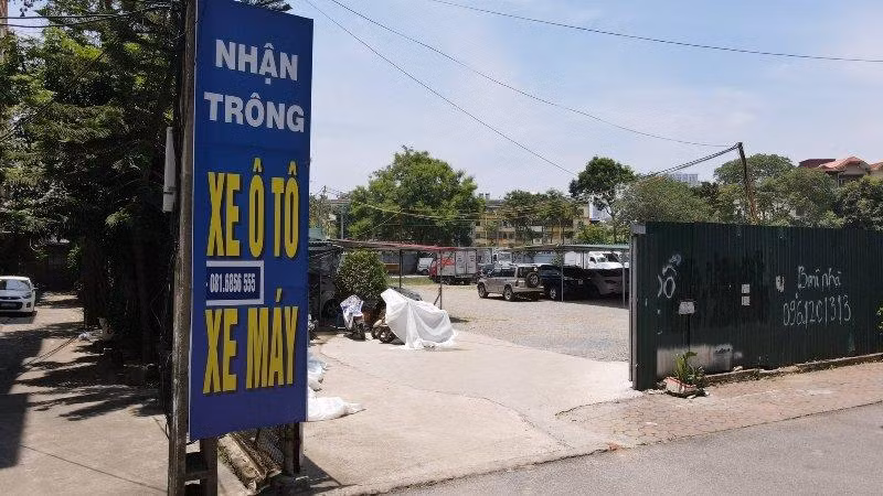 Dù không có phép nhưng bãi xe vẫn ngang nhiên căng biển nhận trông giữ phương tiện