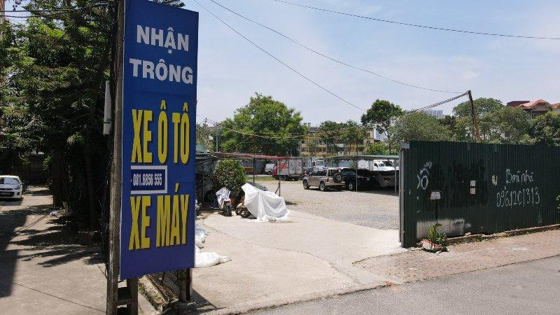 Dù không có phép nhưng bãi xe vẫn ngang nhiên căng biển nhận trông giữ phương tiện