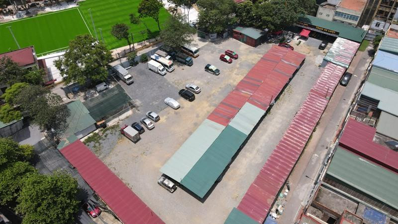 Bãi xe không phép trên đất dự án tại 28 Nguyễn Khả Trạc, Mai Dịch, Cầu Giấy, Hà Nội