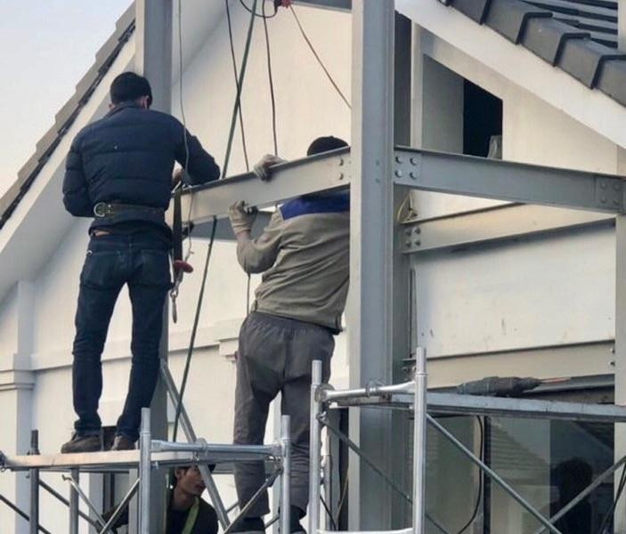 Biệt thự liền kề tại KĐT Gamuda Gardens lắp đặt thang máy kính sai phép