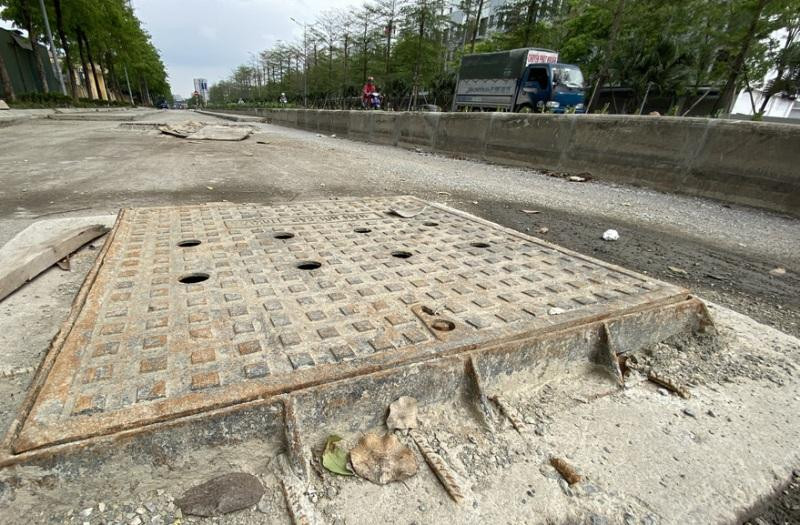 Từ đầu năm 2021, tuyến đường đã bị cào bóc nham nhở Từ đầu năm 2021, tuyến đường đã bị cào bóc nham nhở