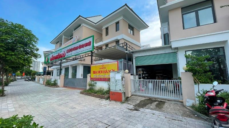 Sân vườn lợp mái tôn được dựng lên mà không găp bất kỳ trở ngại nào Sân vườn lợp mái tôn được dựng lên mà không găp bất kỳ trở ngại nào