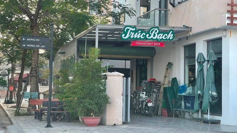 Tầng 1 của căn liền kề này biến thành quán bia Tầng 1 của căn liền kề này biến thành quán bia