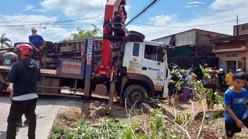 Hiện trường vụ tai nạn xe tải đâm xe khách và một loạt phương tiện khác ở Đắk Lắk