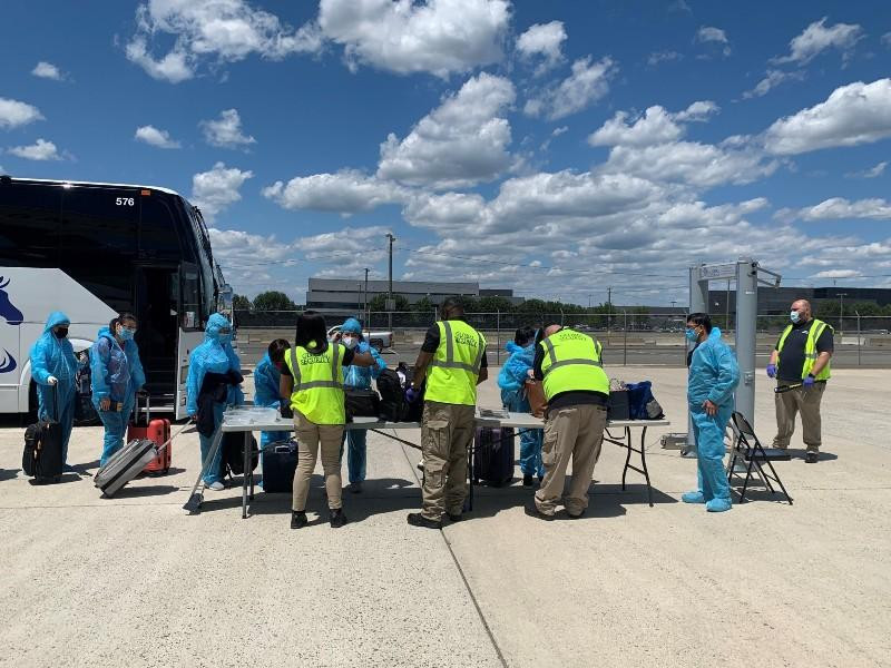 Công dân Việt Nam làm thủ tục soi chiếu an ninh tại sân bay quốc tế Washington Dulles