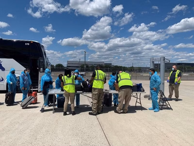 Công dân Việt Nam làm thủ tục soi chiếu an ninh tại sân bay quốc tế Washington Dulles