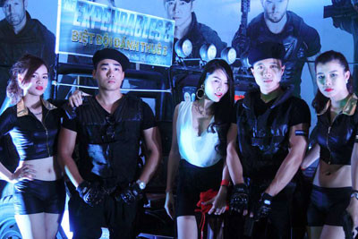 Quế Vân diện áo khoét sâu lấp ló vòng 1, xem ra mắt "Biệt đội đánh thuê" ảnh 6 Quế Vân diện áo khoét sâu lấp ló vòng 1, xem ra mắt "Biệt đội đánh thuê" ảnh 6