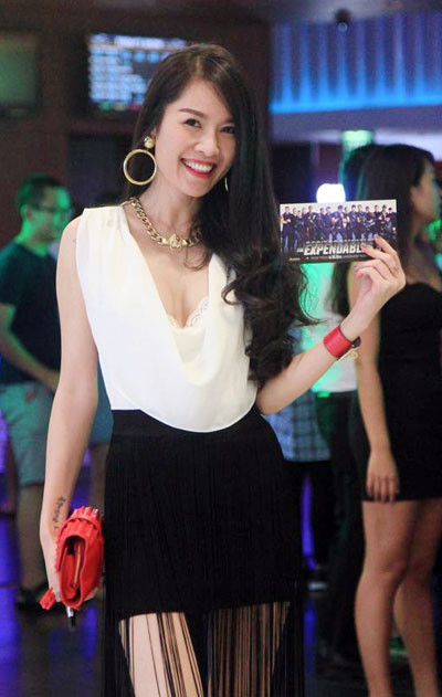 Quế Vân diện áo khoét sâu lấp ló vòng 1, xem ra mắt "Biệt đội đánh thuê" ảnh 1 Quế Vân diện áo khoét sâu lấp ló vòng 1, xem ra mắt "Biệt đội đánh thuê" ảnh 1