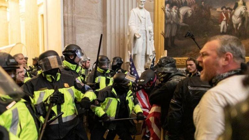 Cảnh sát ngăn chặn những người ủng hộ Tổng thống Donald Trump xông vào tòa nhà Capitol ở Washington D.C., Mỹ, ngày 6-1-2021 Cảnh sát ngăn chặn những người ủng hộ Tổng thống Donald Trump xông vào tòa nhà Capitol ở Washington D.C., Mỹ, ngày 6-1-2021