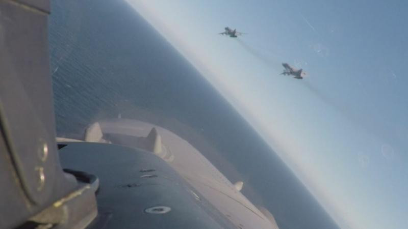 Máy bay chiến đấu Romania hộ tống tàu chiến Mỹ khi nó đang tiến vào vùng biển của Biển Đen Máy bay chiến đấu Romania hộ tống tàu chiến Mỹ khi nó đang tiến vào vùng biển của Biển Đen