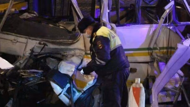 Hiện trường vụ tai nạn giao thông xảy ra ở ngoại ô Matxcơva, Nga, ngày 11-1-2021