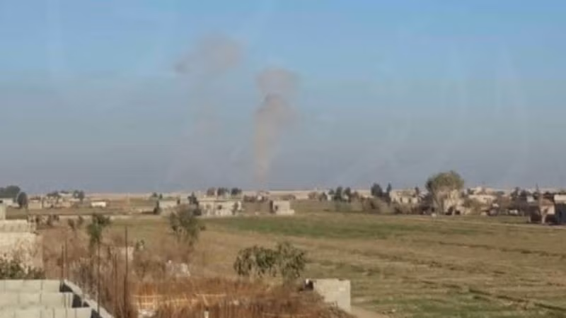 Khói bốc lên sau cuộc tấn công nhằm vào căn cứ Mỹ ở tỉnh Deir ez-Zor của Syria, ngày 1-1-2021