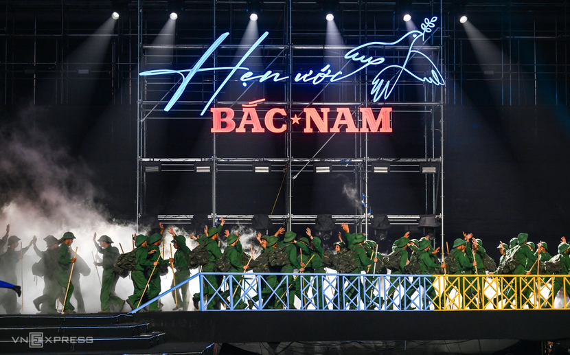 Hình ảnh người chiến sĩ vai mang ba lô, trên tay là chiếc gậy Trường Sơn, hành quân từ Bắc vào Nam được tái hiện trên sân khấu kỷ niệm 50 năm thống nhất đất nước