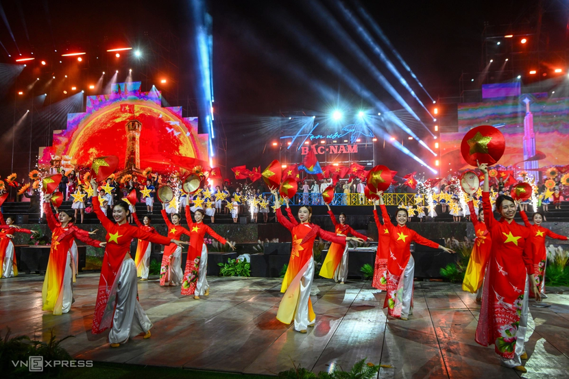 Các nghệ sĩ “nhuộm đỏ” sân khấu với màu cờ sắc áo Việt Nam kỷ niệm 50 năm thống nhất đất nước ở SVĐ Quốc gia Mỹ Đình