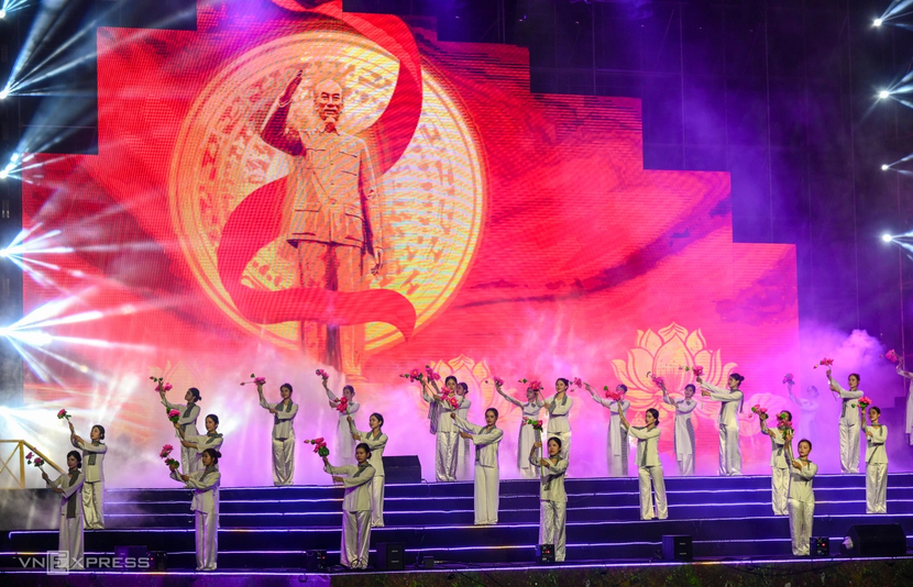 Màn hình LED chiếu chân dung Chủ tịch Hồ Chí Minh trong ca khúc “Lời ca dâng Bác”