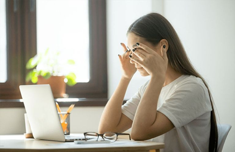 Mỏi mắt do ngồi máy tính trong thời gian dài là tình trạng thường gặp. Mắt sẽ gặp nhiều vấn đề phức tạp hơn nếu để tình trạng này kéo dài