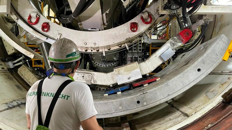 Robot vận hành theo cơ chế khép kín, vỏ hầm được lắp đặt ngay sau đó