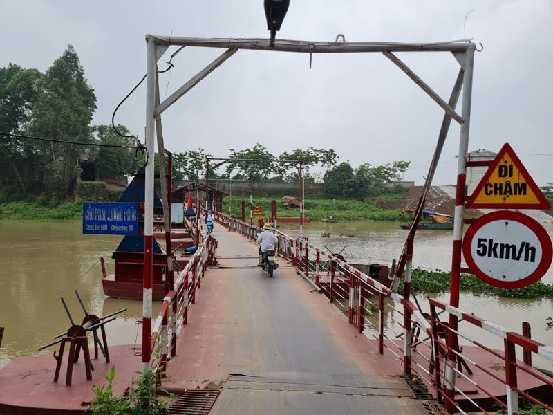 Cầu phao Lương Phúc bắc qua sông Cà Lồ, nối xã Việt Long, Sóc Sơn với Yên Phong, Bắc Ninh