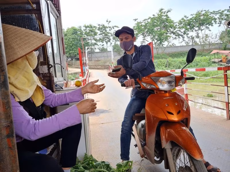 Cầu phao được xã Việt Long cho phép tư nhân xây dựng rồi lập "BOT" thu tiền phương tiện qua lại