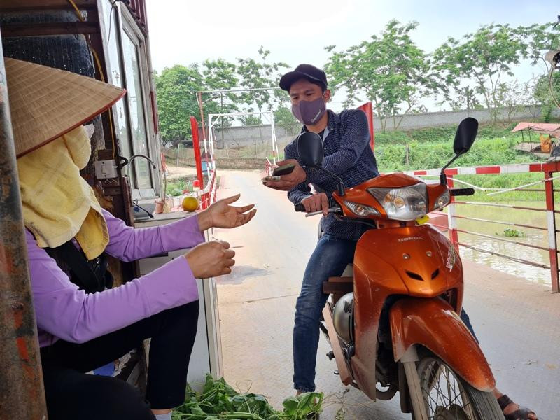 Việc xây cầu phao, cho cá nhân lập "trạm BOT" thu tiền của người dân qua lại do xã Việt Long tự quyết định