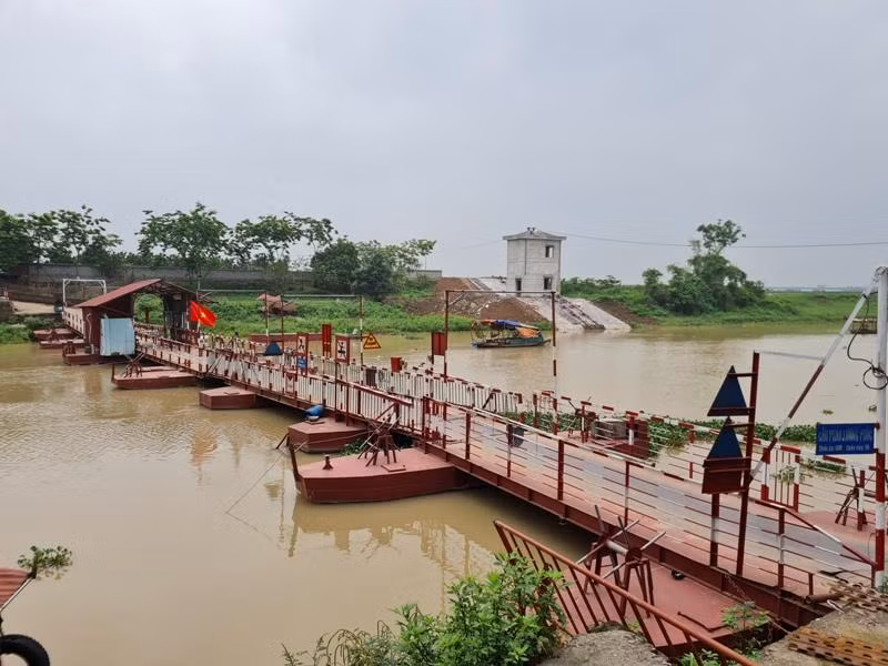 Cầu phao được bác qua sông Cà Lồ, trên địa bàn xã Việt Long, Sóc Sơn