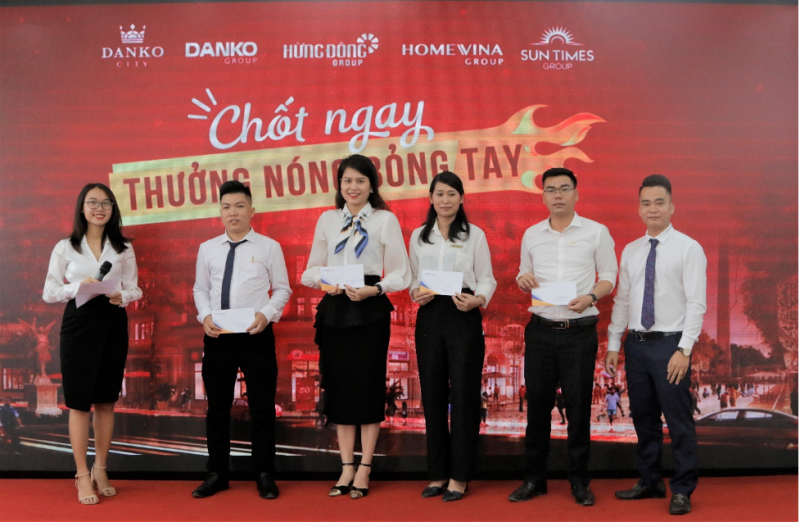 Thưởng nóng cho các chiến binh xuất sắc