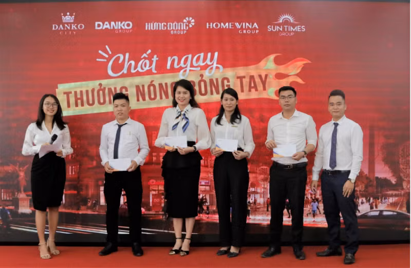 Thưởng nóng cho các chiến binh xuất sắc