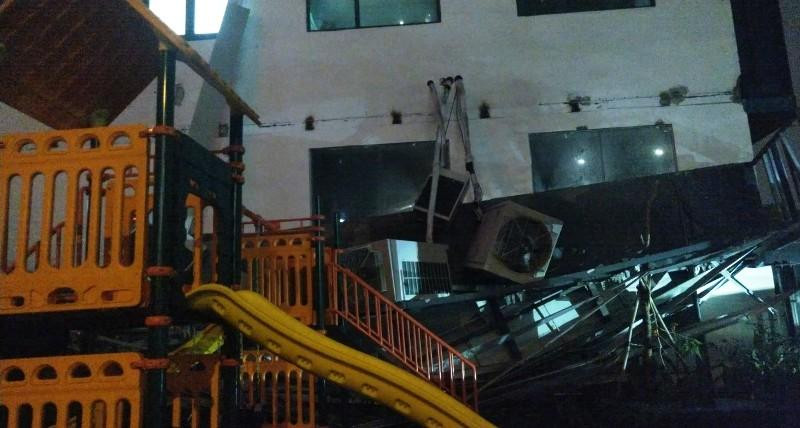 Phía dưới là khu vui chơi trẻ em nhưng rất may không xảy ra thương tích gì