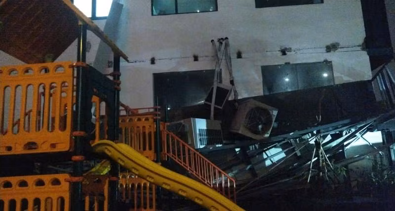 Phía dưới là khu vui chơi trẻ em nhưng rất may không xảy ra thương tích gì