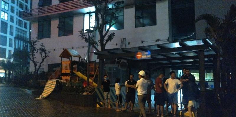 Hàng chục cư dân An Bình Plaza bức xúc đề nghị chủ đầu tư làm rõ nguyên nhân và xem xét giàn cục nóng còn lại có đảm bảo an toàn