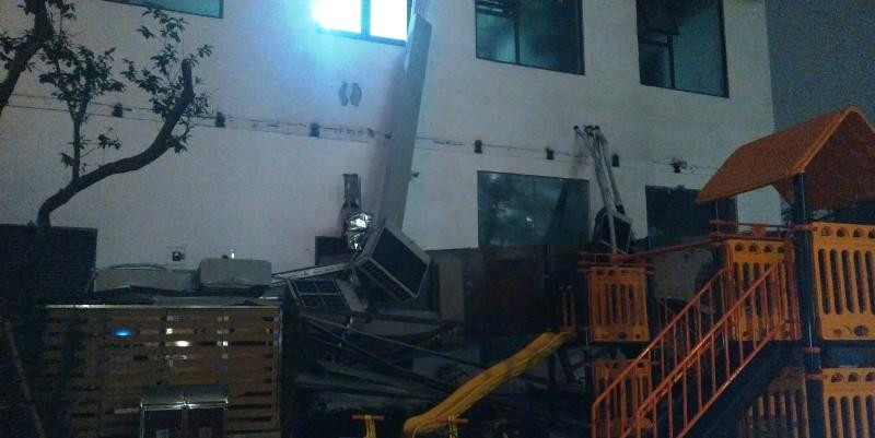 Giàn gồm 7 cục nóng điều hòa ở chung cư An Bình Plaza bất ngờ đổ ụp xuống