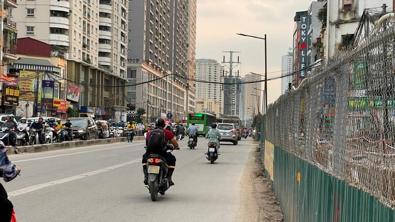 Lưu lượng phương tiện qua nút giao Lê Văn Lương- vành đai 3 rất lớn nên việc thi công dự án hầm chui gặp khó khăn