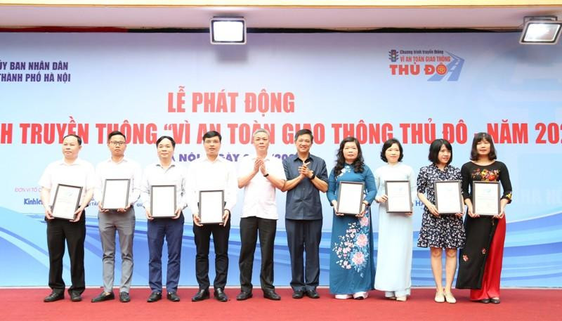 Phó Chủ tịch UBND TP Hà Nội Dương Đức Tuấn tặng bằng khen cho tập thể, cá nhân đạt thành tích cao trong thực hiện Chương trình truyền thông "Vì an toàn giao thông Thủ đô" năm 2020 Phó Chủ tịch UBND TP Hà Nội Dương Đức Tuấn tặng bằng khen cho tập thể, cá nhân đạt thành tích cao trong thực hiện Chương trình truyền thông "Vì an toàn giao thông Thủ đô" năm 2020