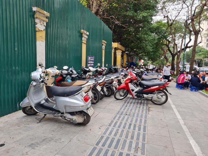 Quận Hoàn Kiếm đang cho phép trông giữ xe máy trên một số đoạn vỉa hè của phố Lý Thường Kiệt