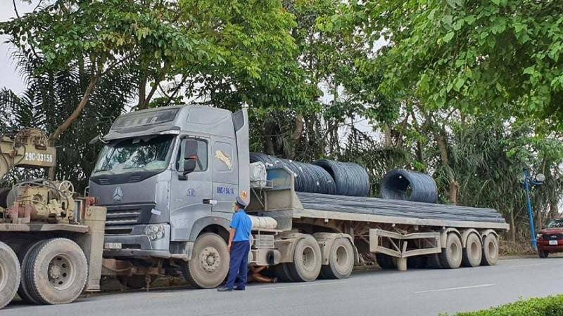 Chiếc xe chở quá tải đã bị lực lượng chức năng gọi xe cẩu cỡ lớn đến kéo về nơi xử lý theo quy định Chiếc xe chở quá tải đã bị lực lượng chức năng gọi xe cẩu cỡ lớn đến kéo về nơi xử lý theo quy định