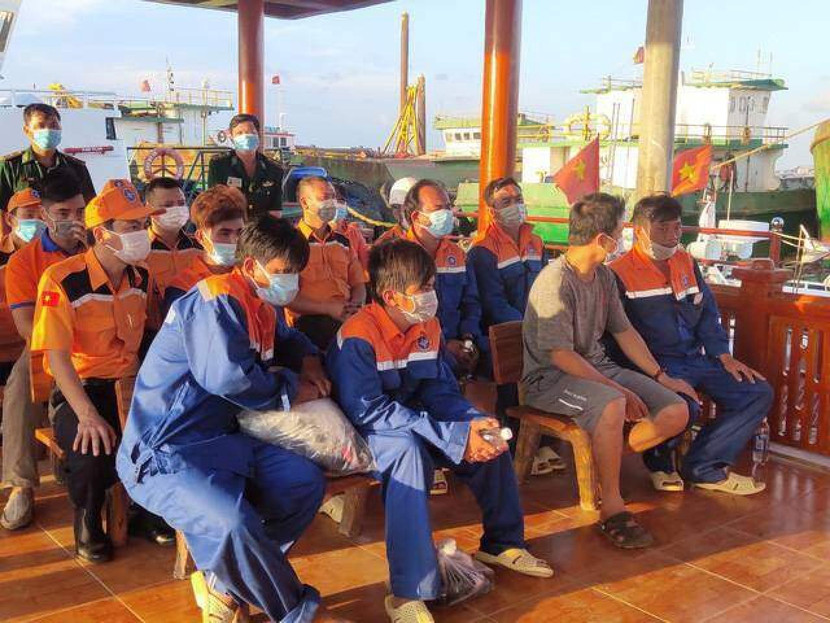 Các thuyền viên trên tàu cá được cứu nạn và đưa vào bờ tối ngày 12/4