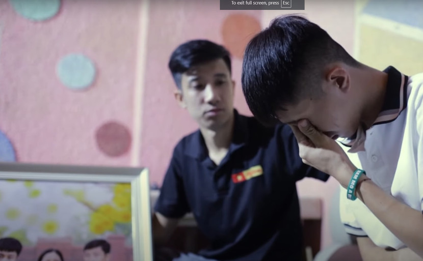 Người dân làng Nủ xúc động khi nhóm Skyline tặng bức ảnh phục dựng có đầy đủ các thành viên trong gia đình Người dân làng Nủ xúc động khi nhóm Skyline tặng bức ảnh phục dựng có đầy đủ các thành viên trong gia đình