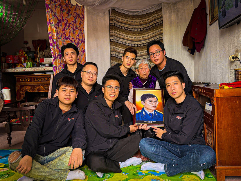 Nhóm Skyline trao tặng ảnh phục dựng chân dung liệt sỹ Gạc Ma tới thân nhân, gia đình các liệt sỹ Nhóm Skyline trao tặng ảnh phục dựng chân dung liệt sỹ Gạc Ma tới thân nhân, gia đình các liệt sỹ