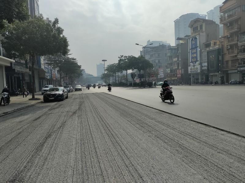 Một đoạn đường Xã Đàn vừa được cào bóc, duy tu lại mà không có biển báo hay biện pháp đảm bảo ATGT Một đoạn đường Xã Đàn vừa được cào bóc, duy tu lại mà không có biển báo hay biện pháp đảm bảo ATGT